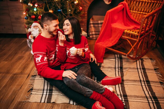 Amour couple, célébration de Noël romantique