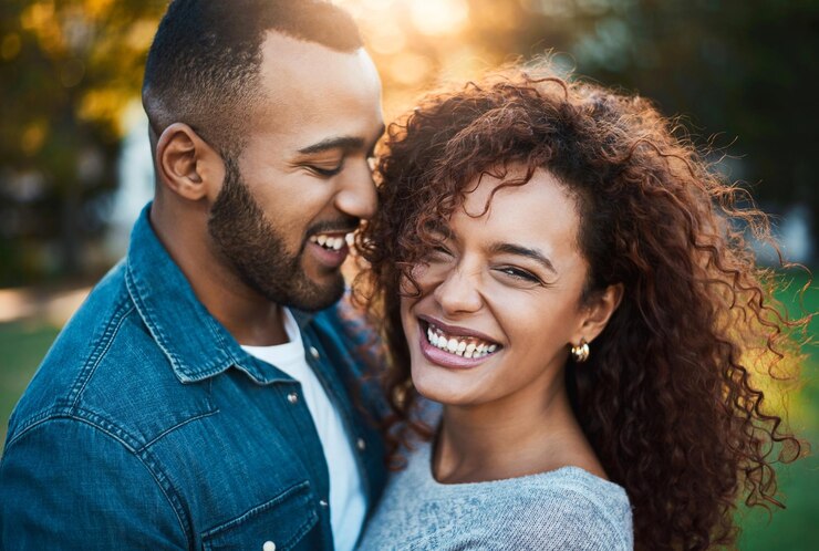Photo l'amour et le couple dans le parc la paix et la romance avec la relation la gentillesse et l'attachement ensemble l'étreinte extérieure et l'homme heureux avec la femme le mariage ou le soutien avec l'aventure ou le voyage pour la lune de miel