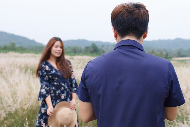 Amour de couple dans une robe bleue sur un champ de blé. femme dans le concept de prairie, valentine