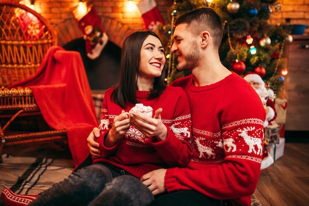 Amour couple, fête de Noël romantique