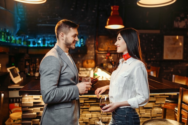 Amour couple parler au comptoir du bar