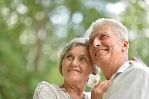 Amour couple de personnes âgées