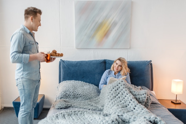 Amour couple prenant un petit déjeuner romantique au lit