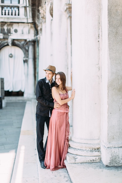 Amour - couple romantique à Venise sur la Piazza San Marco. Jeune couple en voyage vacances vacances étreindre et embrasser s'amuser sur la place Saint-Marc, Venise, Italie.