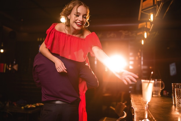 Amour couple s'amuse ensemble dans une discothèque, mode de vie nocturne. Homme et femme ont une fête en club