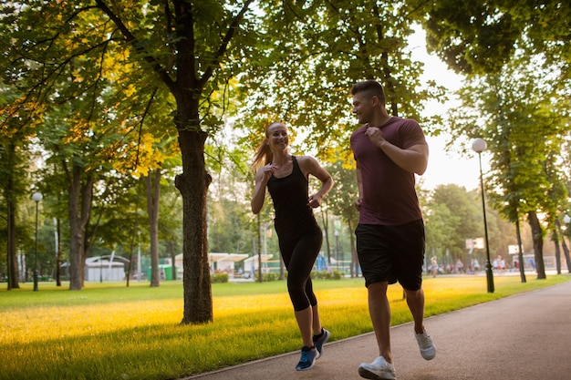 Amour couple sport en plein air matin jogging ensemble concept. formation en binôme. mode de vie des conjoints sportifs.