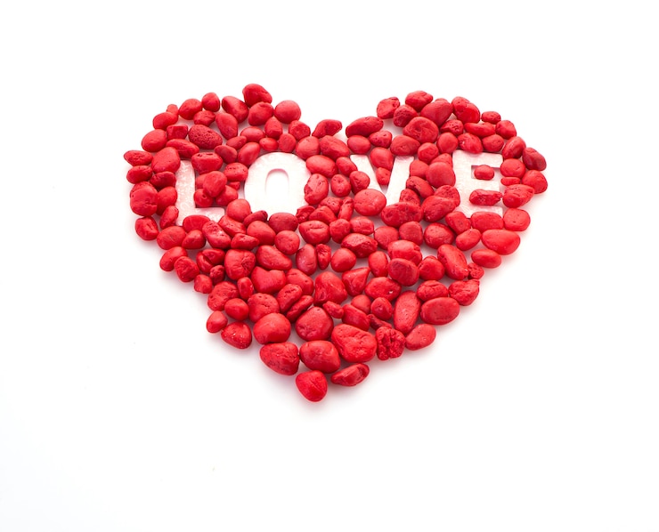 Photo amour créatif petite pierre rouge