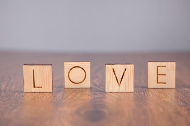 L'amour sur des cubes en bois