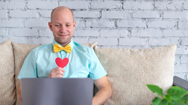 Amour déclaration d'amour à distance en ligne d'un homme heureux le jour de la saint-valentin à la maison en auto-isolement un