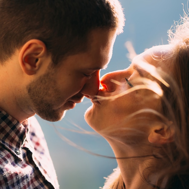 L'amour est dans l'air. Joyeux couple heureux s'embrassant doucement