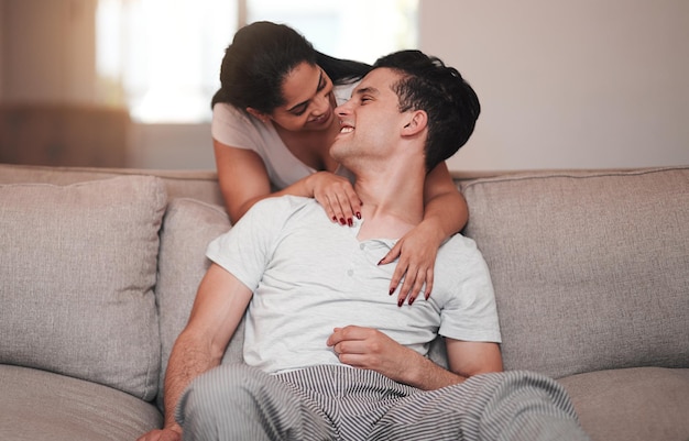 L'amour est dans l'air Photo pleine longueur d'un jeune couple affectueux dans leur salon à la maison