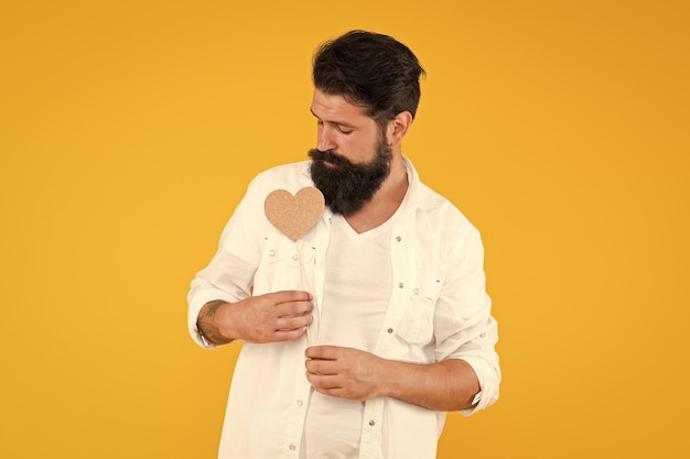 L'amour est un grand sentiment homme barbu sentir l'émerveillement amour et romance homme avec barbe sur la fête aimez-vous cadeau pour rendez-vous romantique hipster brutal tenir coeur saint valentin joyeuse saint valentin