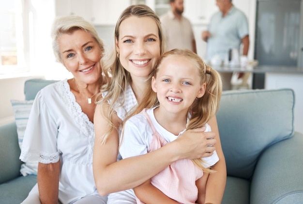 Amour familial et générations avec une fille mère et grand-mère assises ensemble sur un canapé du salon à la maison Visite d'enfants et enfants avec une femme parent et fille dans une maison pour une visite