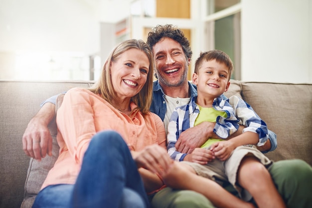 L'amour d'une famille Portrait d'une famille heureuse se liant à la maison