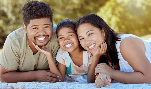 Photo amour heureux pique-nique familial et portrait de détente mère père et enfant s'amusant lien et profiter de la nature de qualité ensemble bonheur paix en plein air et liberté du parc pour la jeune fille et les parents