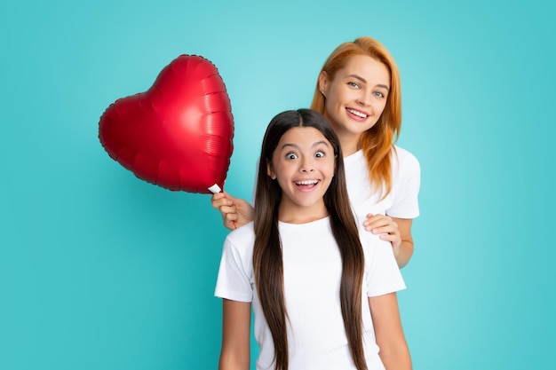 Amour maman mère et fille tiennent un ballon coeur Heureuse mère et fille tenant un coeur d'amour