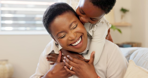 Amour mère et enfant excité câlin jouant ensemble se liant dans la chambre à la maison Heureuse femme noire et affection du bébé sourire confiance et soutien soins ou profiter de passer du temps de qualité à la maison familiale