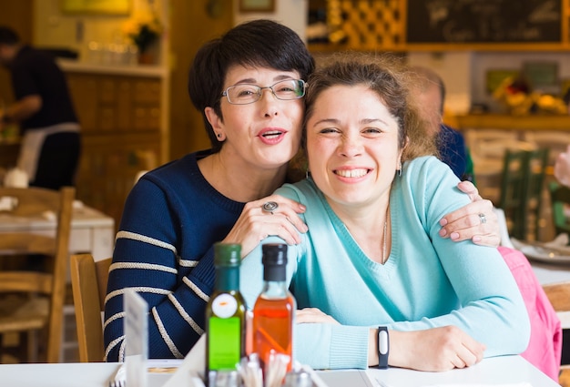 L'amour de la mère et de la fille. Femmes heureuses dans un joli café avec espace de copie sur fond flou. Femme âgée et sa fille adulte au café. Fête des mères.