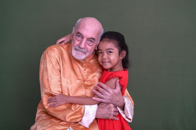 Photo l'amour d'un papy pour sa petite-fille documenté lors de sa fête d'anniversaire