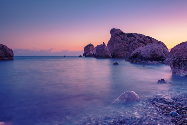 Amour plage. Rocher d'Aphrodite - Lieu de naissance d'Aphrodite près de la ville de Paphos. Île de Chypre au coucher du soleil