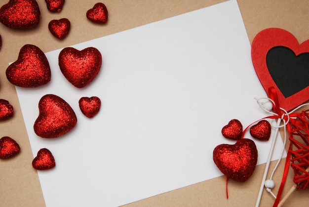 L'amour et la Saint-Valentin. Carte de voeux avec des coeurs brillants rouges et blanc pour texte, fond neutre marron