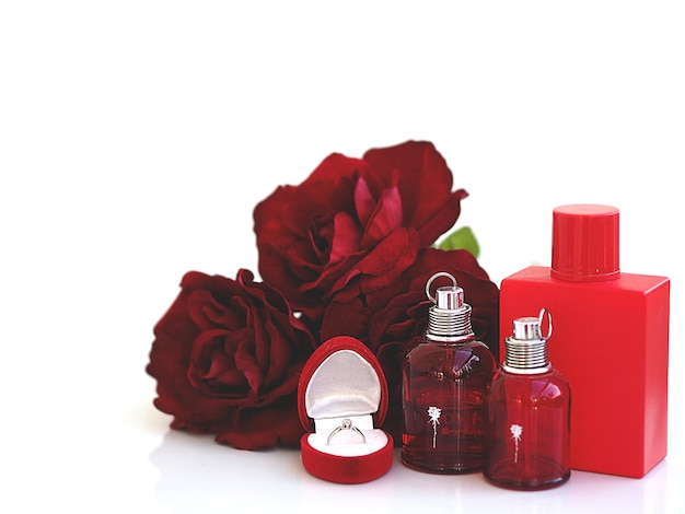 Photo amour de la saint-valentin, roses rouges, bague et parfum