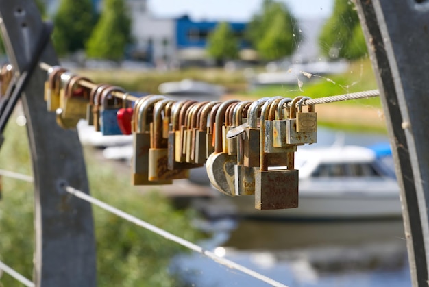 L'amour se verrouille sur le pont en Estonie Parnu