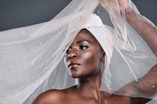 L'amour de soi est ce qui dévoile votre vraie beauté Photo d'une belle jeune femme portant un foulard