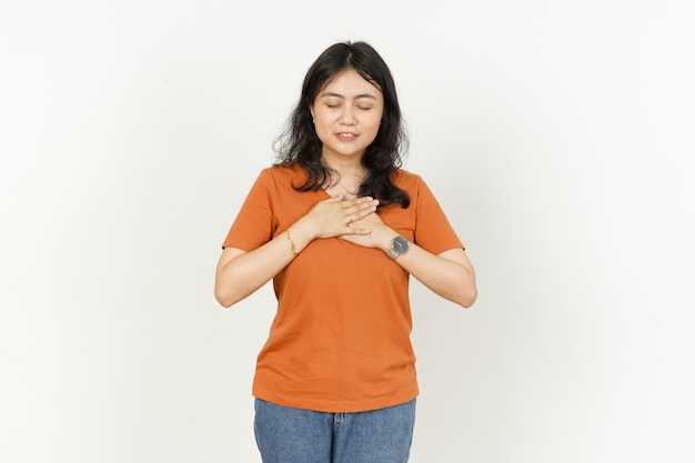 Amour de soi et reconnaissance de la belle femme asiatique portant un t-shirt orange isolé sur fond blanc