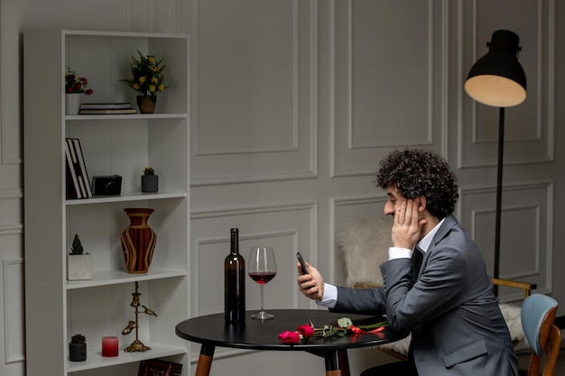 Amour virtuel beau mec mignon en costume avec du vin à une date de téléphone à distance