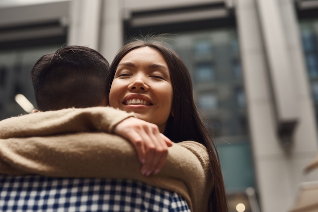 Amoureux de l&#39;adolescence heureuse romantique étreignant au paysage urbain.