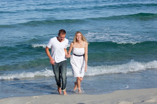 Amoureux affectueux marchant au bord de la mer