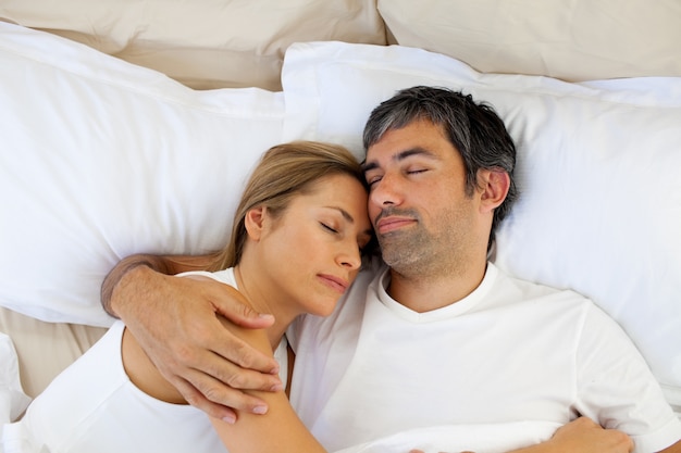 Amoureux attentionné dormir allongé dans le lit