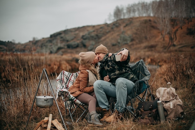 Les amoureux à l'automne sur le camp prennent un selfie sur un smartphone