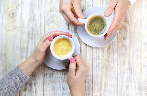 Les amoureux boivent du café ensemble. Mise au point sélective. Personnes.