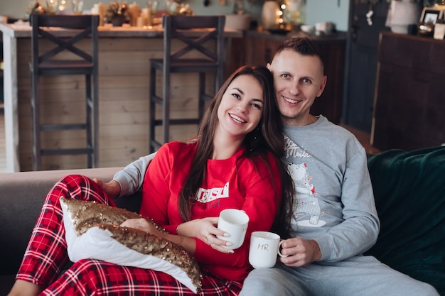 Les amoureux boivent du café ensemble à Noël à la maison