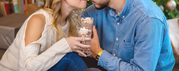 Amoureux de cacao et de guimauves sur une scène de Noël.