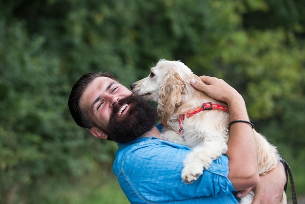 Amoureux des chiens homme avec labrador à l'extérieur homme avec chiot cynologue