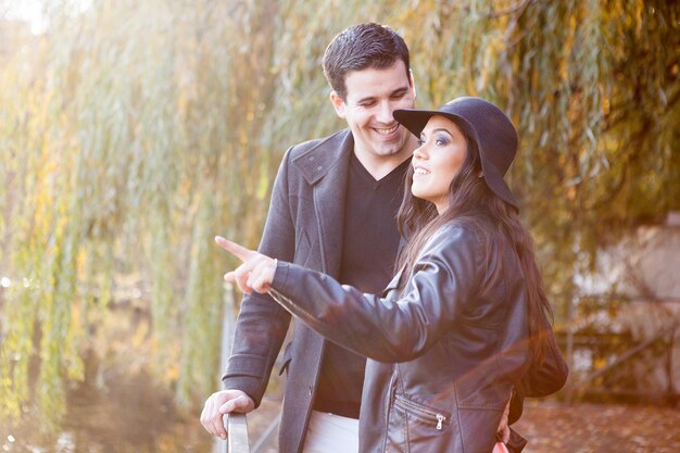 Amoureux couple marchant dans un parc d'automne près d'un lac