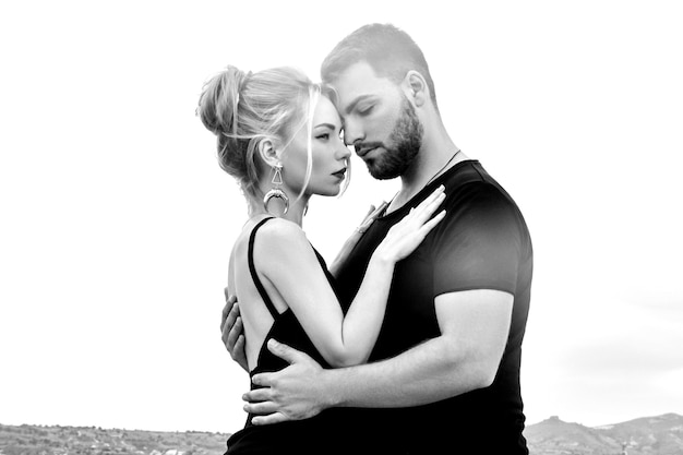 Amoureux Couple Oriental Dans Les Montagnes De Cappadoce Calins Et Bisous Amour Et Emotions Couple Amoureux