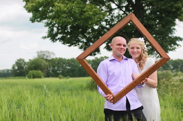 Amoureux de couples marchant dans un champ vert en jour d'été