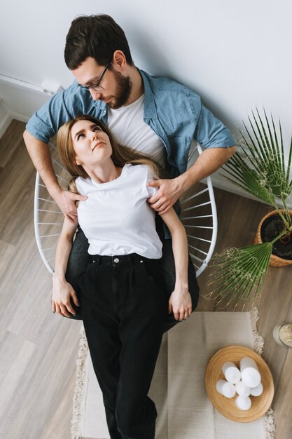 Les amoureux du jeune couple se sont embrassés, concept de relation.