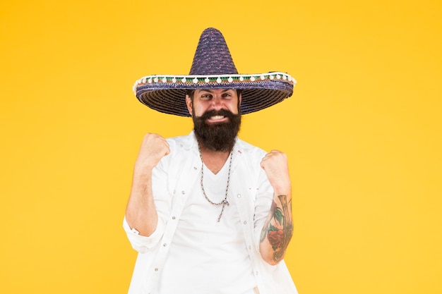 Amoureux du mexique, le hipster a l'air festif dans le sombrero célébrant la fiesta un homme heureux porte un poncho s'amusant lors d'une fête mexicaine sombrero party man man in Mexican sombrero hat Célébrez les traditions