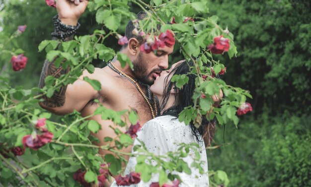 Amoureux du printemps dans un jardin fleuri Beau couple de printemps baiser et câlins Couple d'été et moment érotique Couple à l'extérieur dans des arbres en fleurs Amoureux de la beauté en fleurs