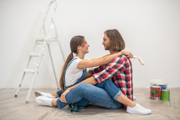 Amoureux. Heureux couple assis sur le sol et s'embrassant