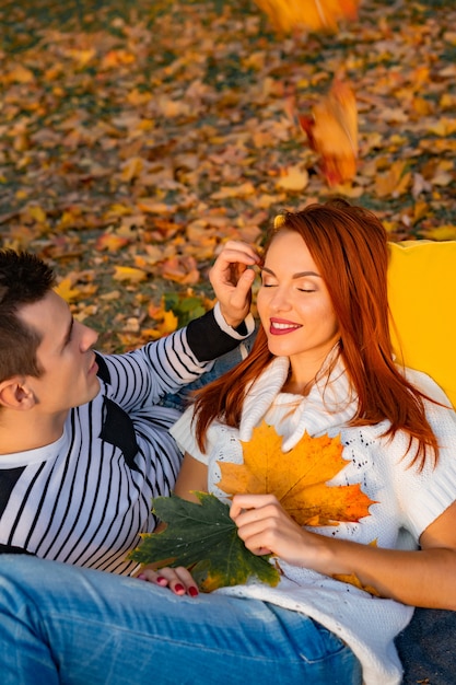 Photo amoureux homme et femme dans le parc en automne