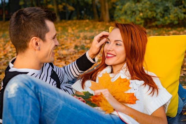 Photo amoureux homme et femme dans le parc en automne