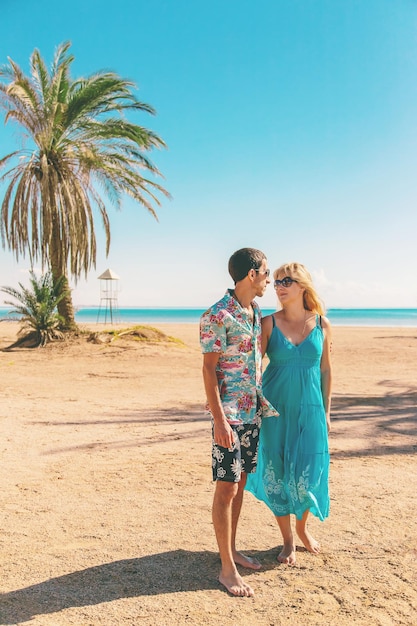 Amoureux homme et femme sur la mer avec palmiers Mise au point sélective