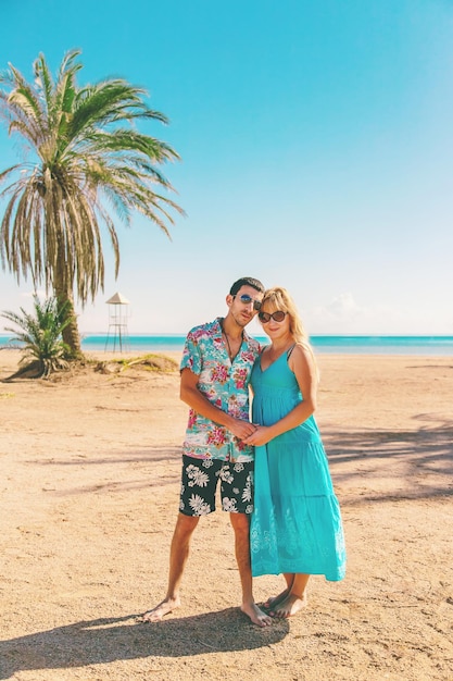 Amoureux homme et femme sur la mer avec palmiers Mise au point sélective