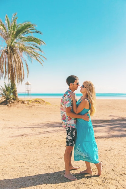 Amoureux homme et femme sur la mer avec palmiers Mise au point sélective